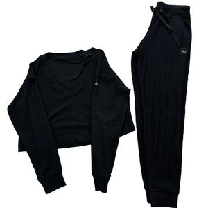Alo Yoga Muse Jogger set jogger are size Large top is size Medium